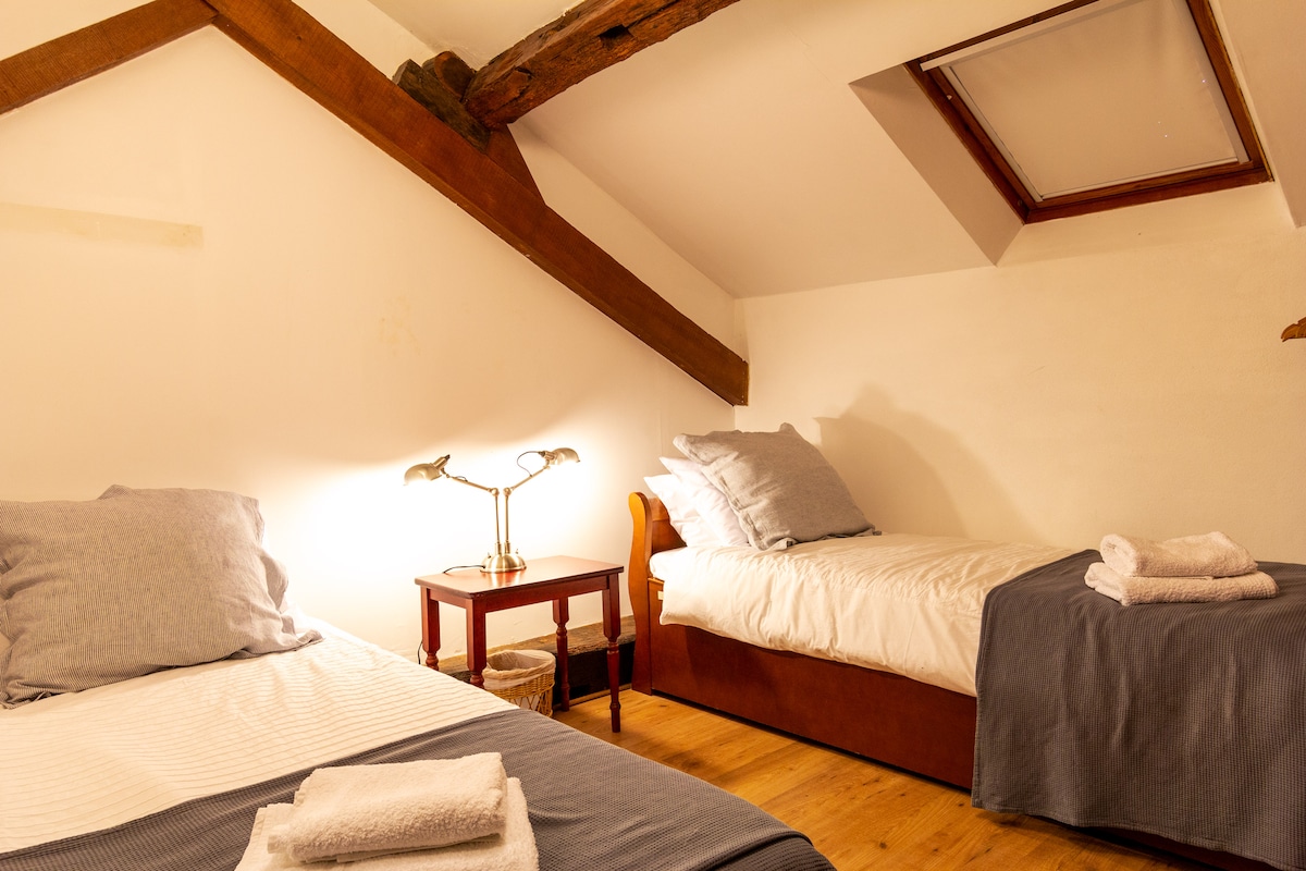 Спална соба 6. Малку помала од другите соби, единечен кревет со дополнителен кревет под него (90 x 190 см) кој може да се извади. Погодно за 1 возрасно лице плус дете или 2 деца. Заеднички туш и wc со спална соба 5.