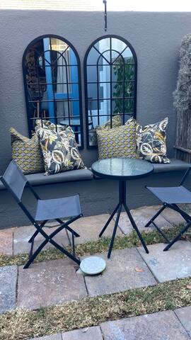 Modern 2 Bedroom Townhouse with Charming Features gallery image 3