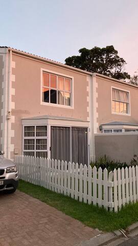 Modern 2 Bedroom Townhouse with Charming Features gallery image 4