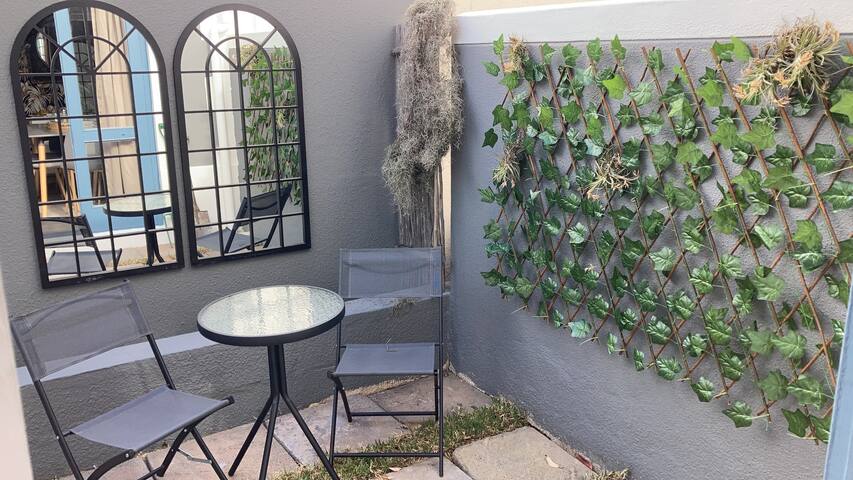 Modern 2 Bedroom Townhouse with Charming Features gallery image 5