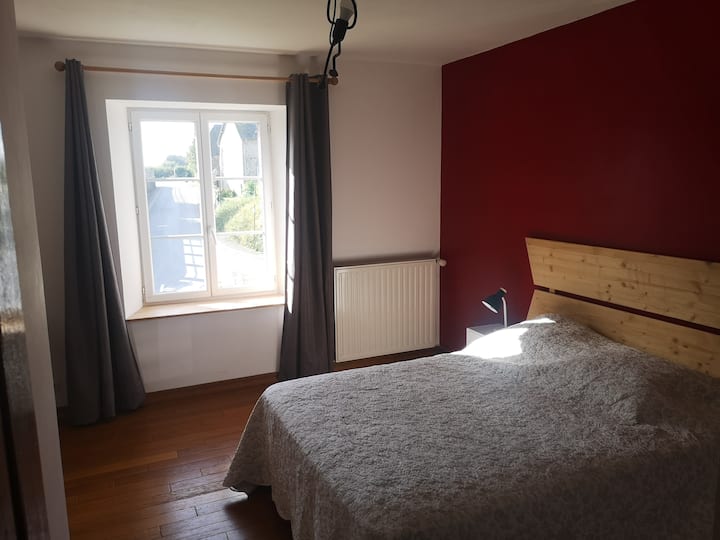 Chambre rouge/ red bedroom