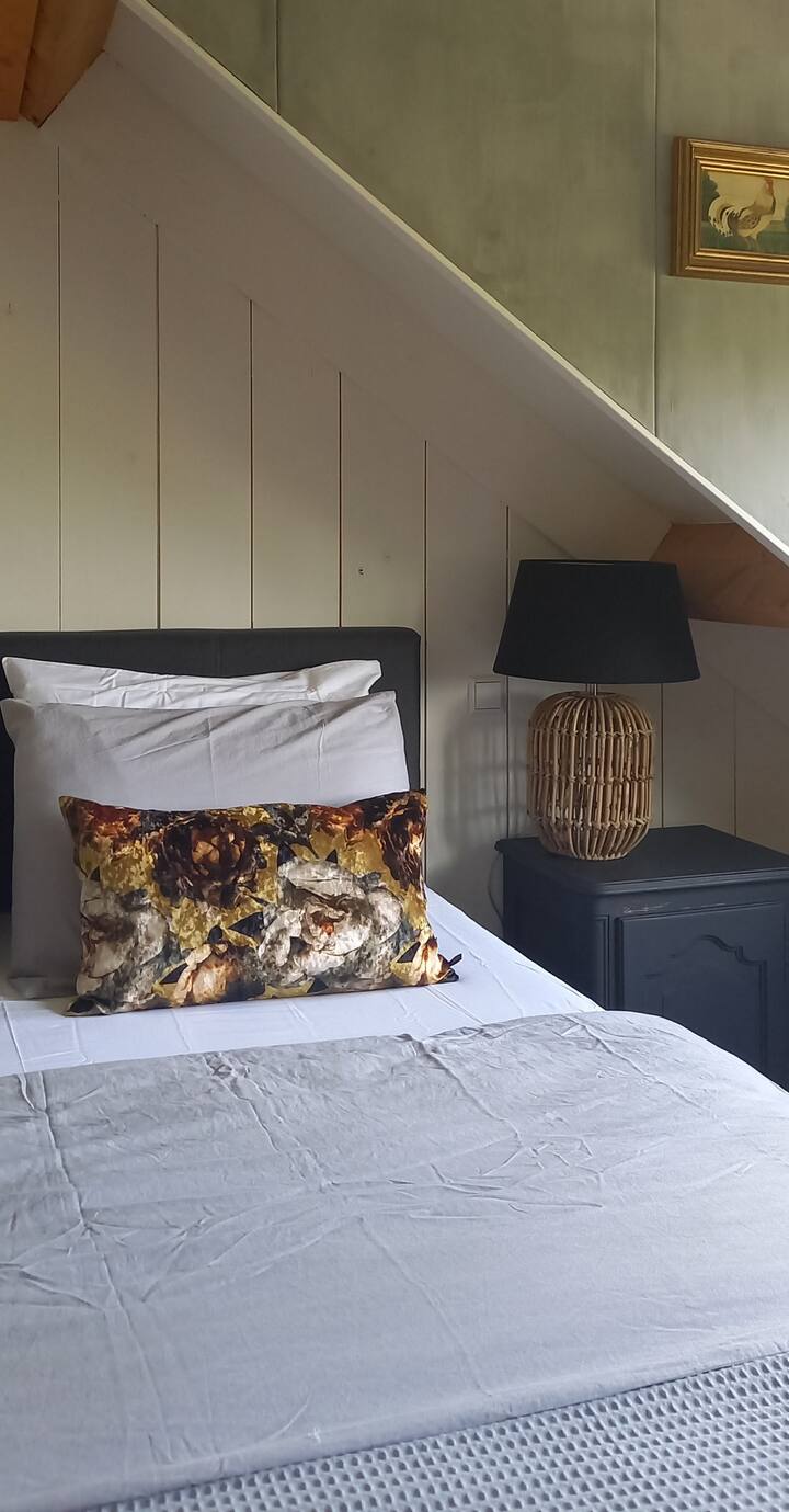 Също така в спалнята има комбинация от старо/ново/броканте/провинциално и трудно. 