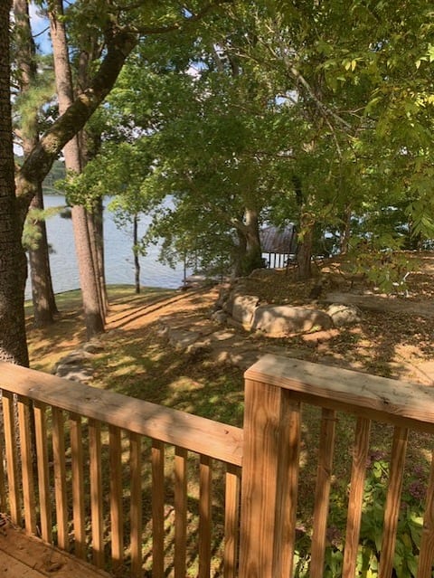 Rustic, secluded 4 bedroom lakefront cottage