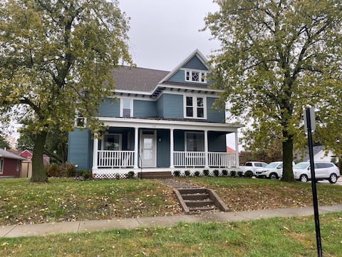 Blue House on Main * Pet Friendly *