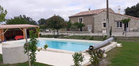 Mas 160 m2, 2/8 P. Piscine. Clim.
nett.comp.