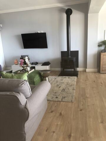 Breathtaking views of ocean & mountains gallery image 5