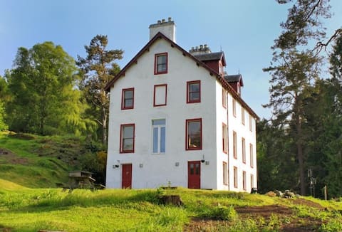 Victorian Hunting Lodge in Beautiful Location