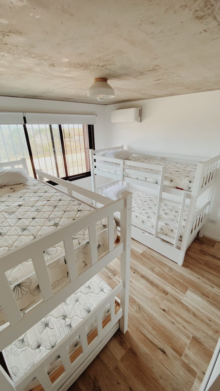 غرفة نوم ثالثة بسريرين بطابقين في البحر