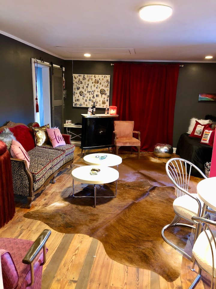 Relaksohu, ha darkë ose ndaj ha një koktej  në barin e vjetër të viteve '60 në zonën e gjerë të ndenjjes.  Shtrati i ditës është një krevat dopio me shkumë memorieje.