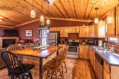 River Cabin w Hot Tub, private access and Floating