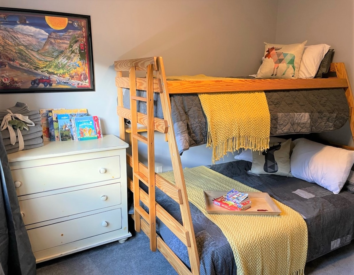 Soba na kat s knjigama za djecu.