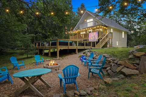 Poconos gem! huge deck/hot tub/king beds/game room
