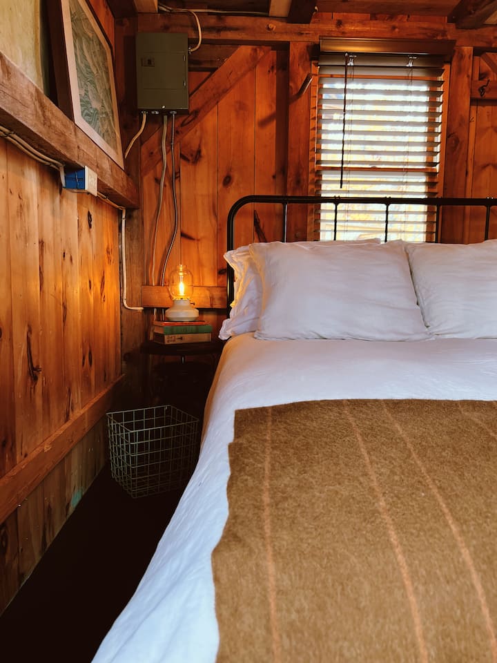 Bunkhouse ka një krevat me madhësi të plotë në katin përdhes dhe një papafingo mbi krevat. 