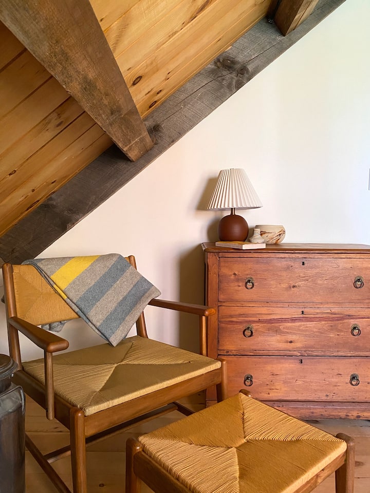 Ndenjëse dhe magazinim veshjesh në dhomën e gjumit lart. 