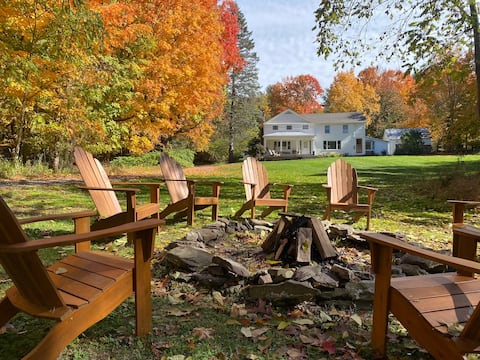 Secluded classic farmhouse near Hudson-pool+hottub
