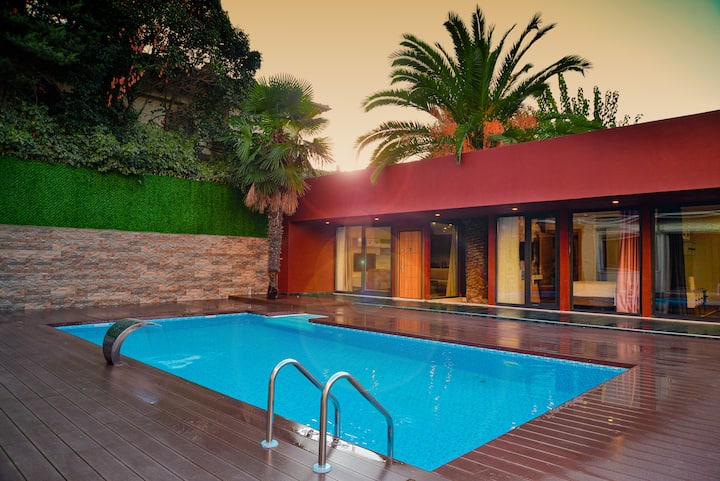 Luxury One Bedroom Apartment with Pool Access