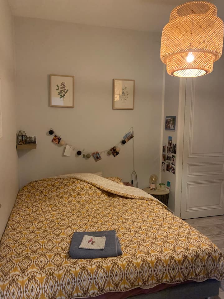 Amplia habitación con cama queensize