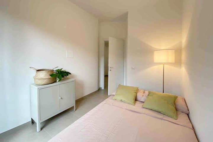 غرفة النوم الثانية مع سرير أريكة، باردة ومشرقة. (عند الطلب، اقرأ قوانين البيت)