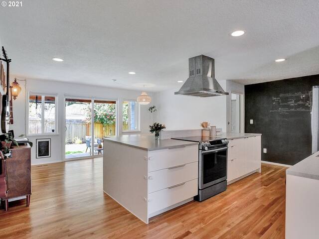 Alberta Arts Modern Vintage Gem! gallery image 5