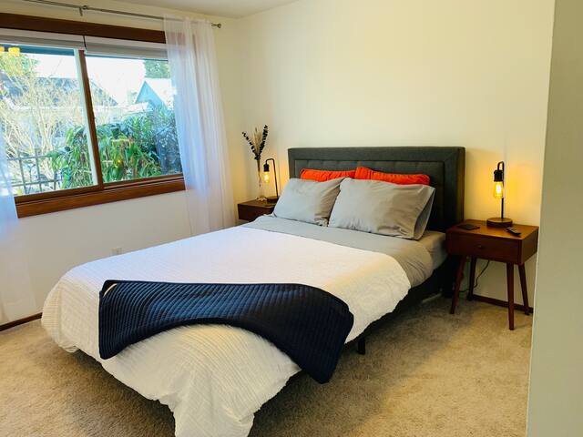 Alberta Arts Modern Vintage Gem! gallery image 4