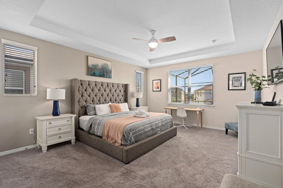 这间加大双人床卧室配有一个工作站和独立的平板电视。