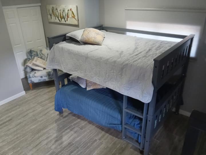 Entrambi i letti sono full size con confortevole 15,2cm memory foam. L'accesso al retro del bungalow è disponibile al piano terra. 