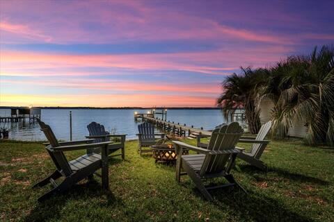 Lakefront Paradise W/Beach/hot tub/outdoor kitchen