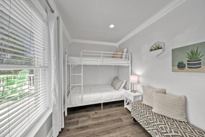 მე-2 ორადგილიანი ორსართულიანი ოთახი.