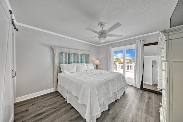 მე-2 ფლიგელიანი ოთახი ცალკე აივნით, სრული აბაზანა ორმაგი ნიჟარებითა და საშხაპით. 