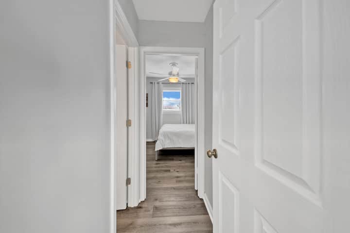 მე-2 დერეფანი საზიარო სრული აბაზანისა და დედოფლის #2 ოთახისთვის. 