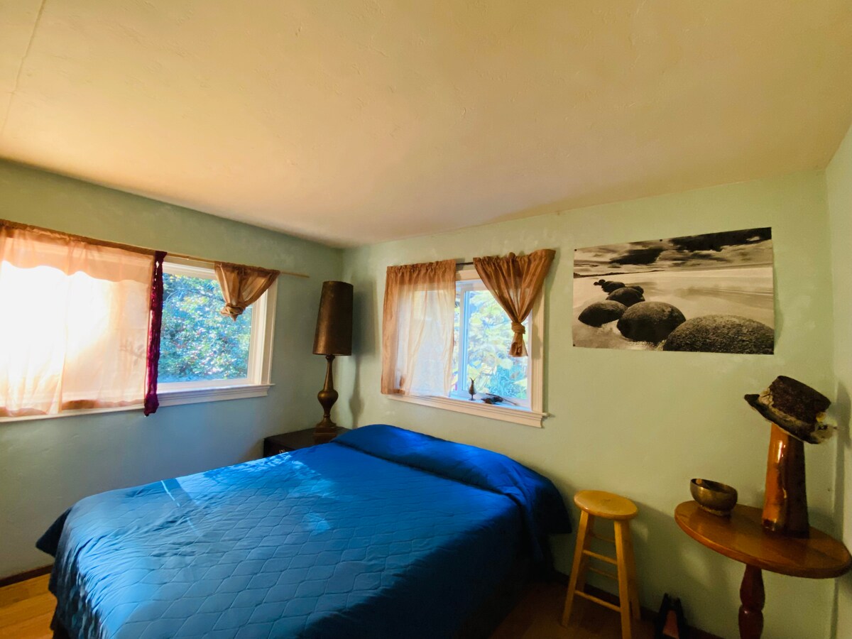 Ka një dhomë private "queen" të pajisur me shtroja të freskëta dhe një televizor,  wifi dhe Netflix në dispozicion. 