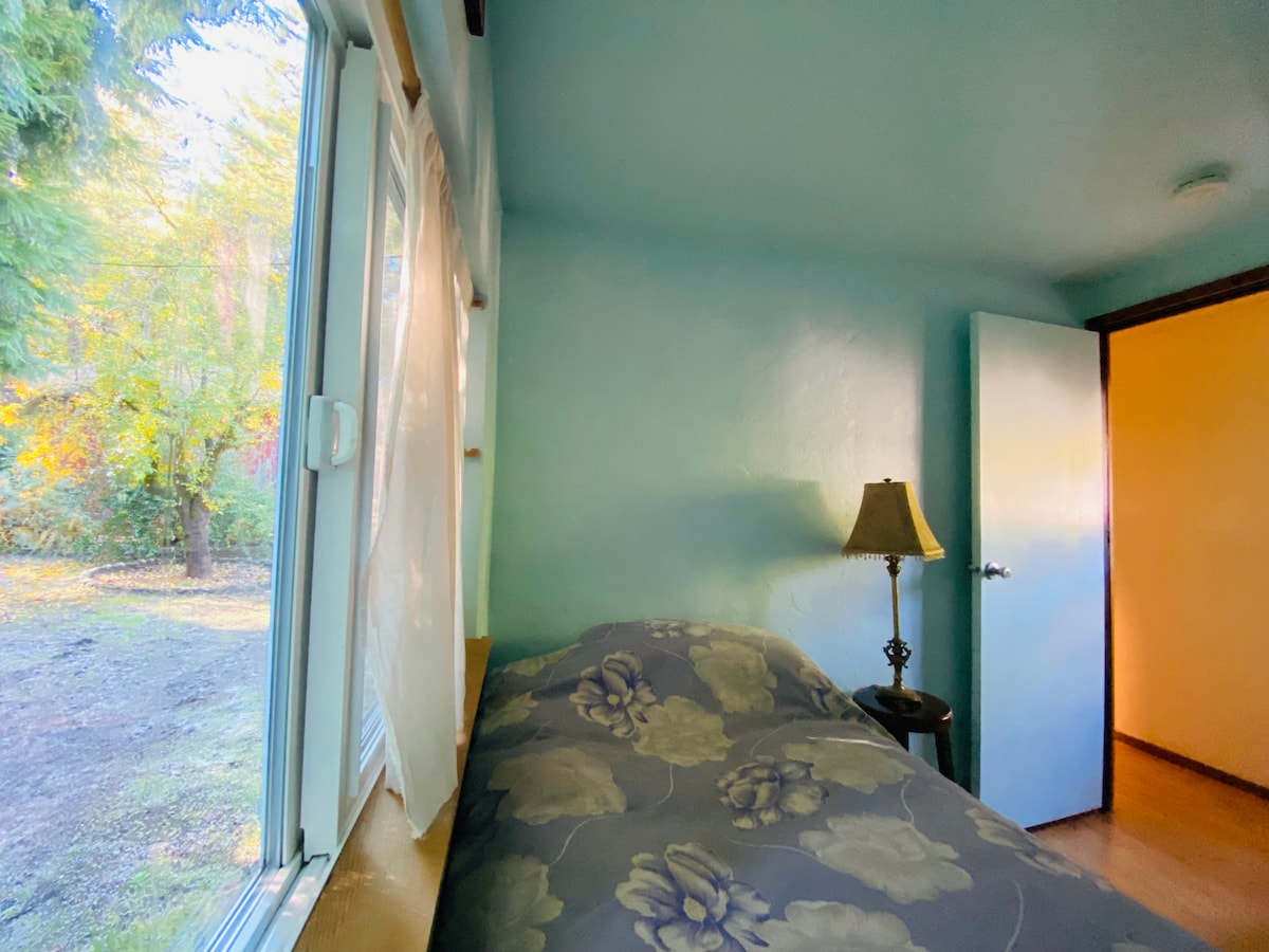 Ka një dhomë private  teke të pajisur me shtroja.