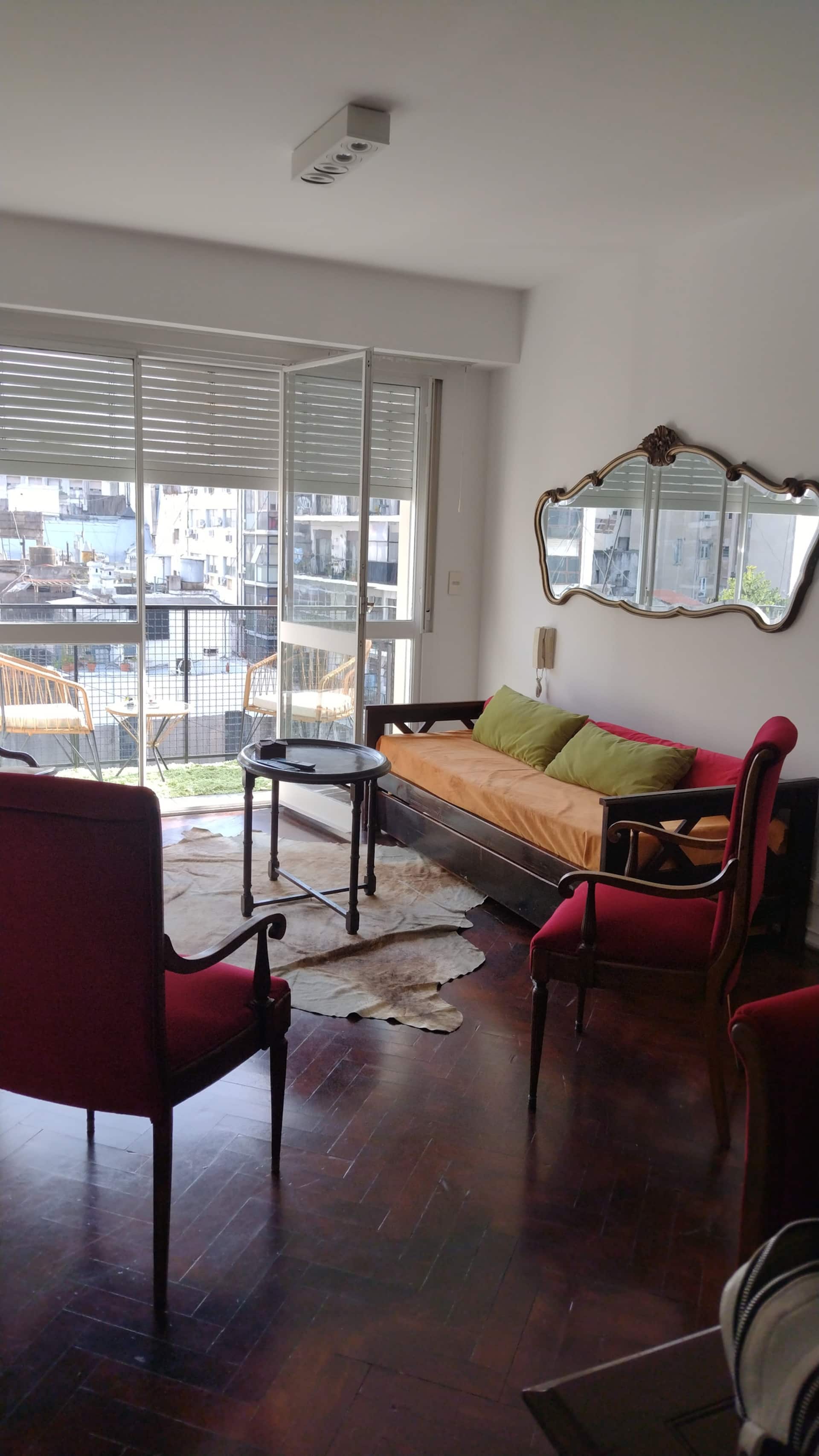 Apartamento de 2 quartos com varanda em Retiro