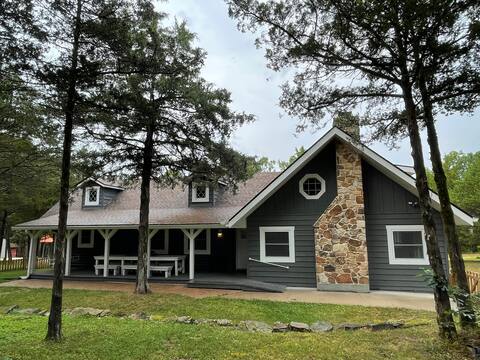Exquisite Log Cabin with fabulous hot tub!