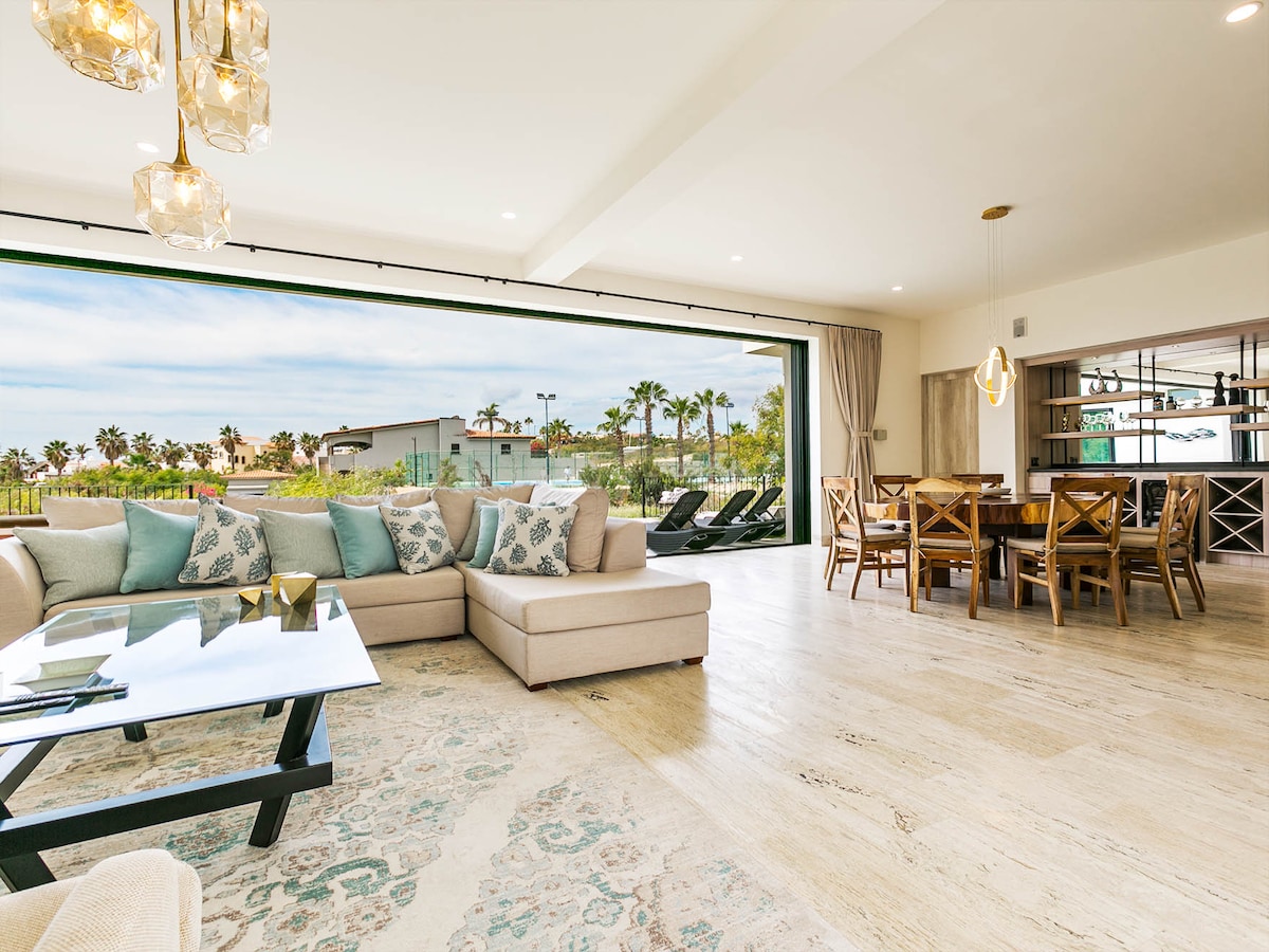 Luxurious 4Bed Villa spacious & private Heated Pool  steps from Beach