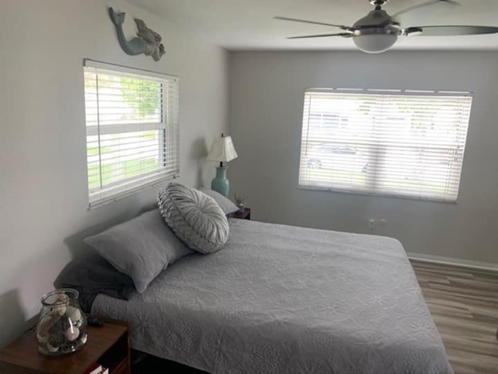 חדר שינה ראשי עם חדר ארונות