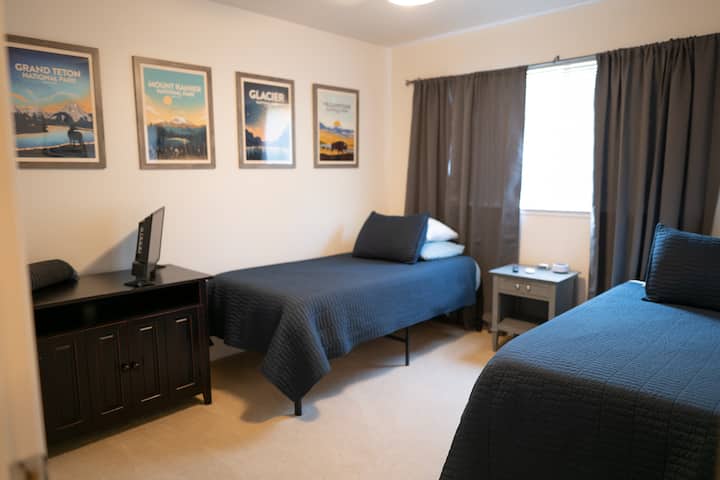 Dormitorio con dos camas individuales.