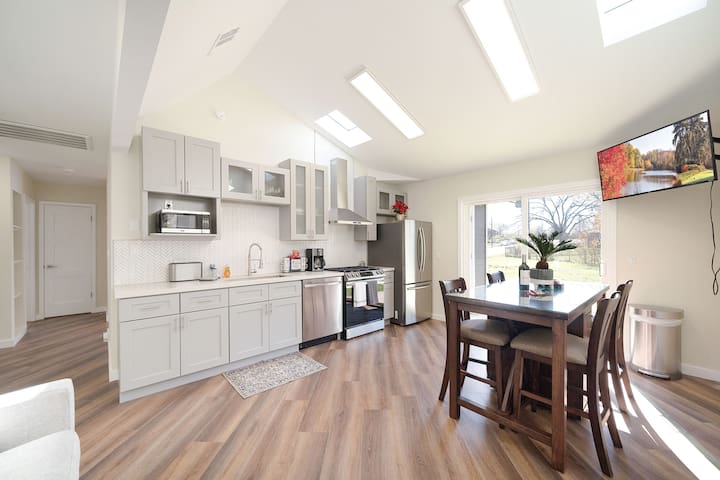 Downtown Austin Retreat w/Outdoor TV – Sleeps 14