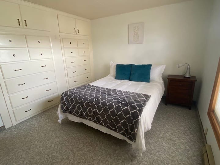 Bedroom 1- queen bed with memory foam mattress