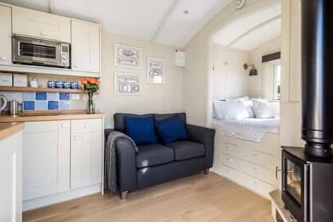 Top performing Airbnb: Luxury Hut Panoramic views with king size bed in Docking