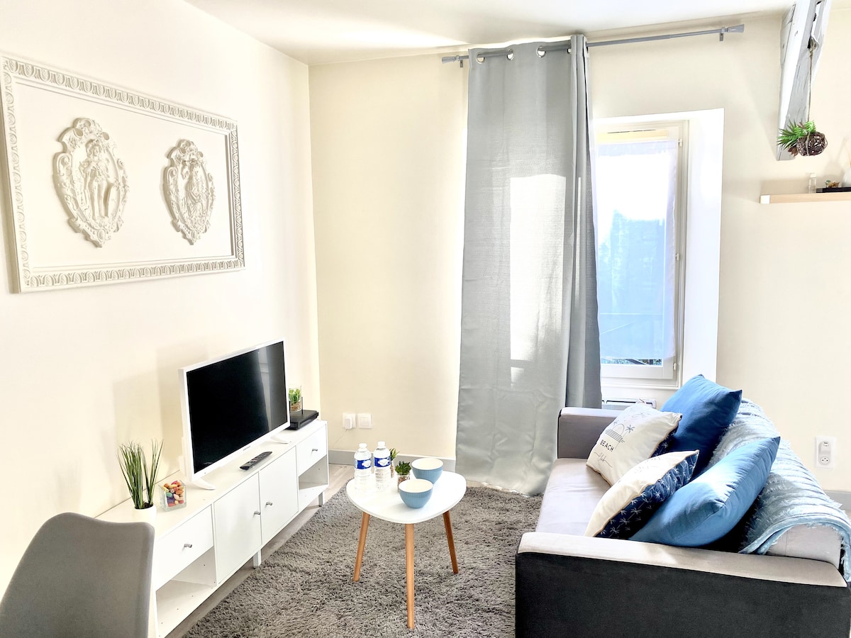 Successful Airbnb property: Beautiful Studio ★ 3" Corbeil-Essonnes Train Station ★ RER D in Corbeil Essonnes