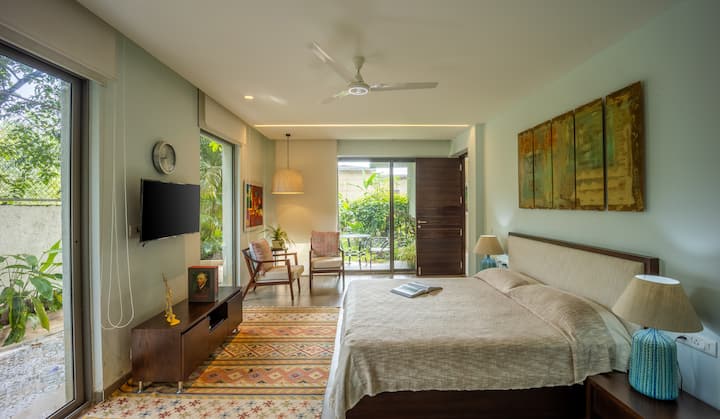  Pokojná svätyňa pre dušu 
Zobuďte sa do jemnej žiary prirodzeného svetla prúdiaceho cez okná od podlahy až po strop s bujnou zeleňou vonku, ktorá vás privíta v pokojné ráno.✨☕