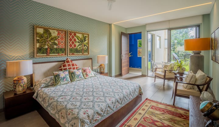  Tropická blaženosť 
Spálňa, ktorá pôsobí ako únik do raja - veľké vzory, upokojujúce tóny a bezproblémová vnútorná a vonkajšia atmosféra.✨