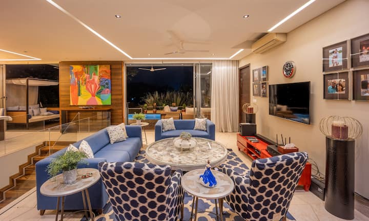 An Evening of Elegance & Comfort ✨
A living space designed for conversations, laughter, and unforgettable memories.