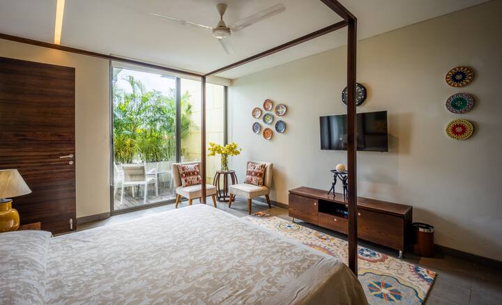 Serene Bedroom Bliss
Wake up to soft sunlight and garden views in this beautifully designed retreat.☀️✨