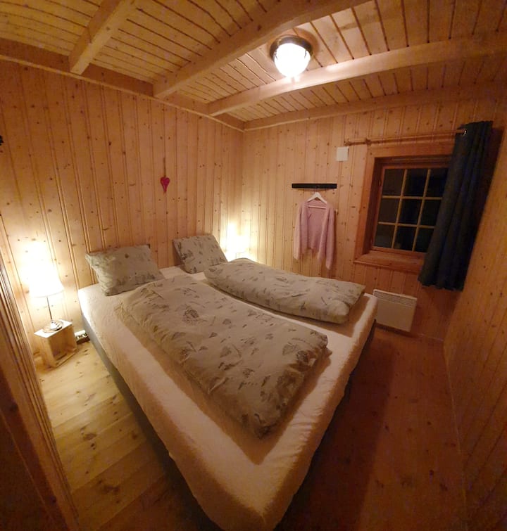 Dormitorio con cama doble grande