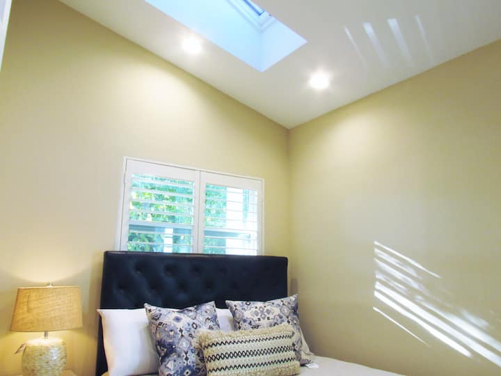 Მთავარი დონის საძინებელი 152 × 203 სმ ზომის საწოლით.