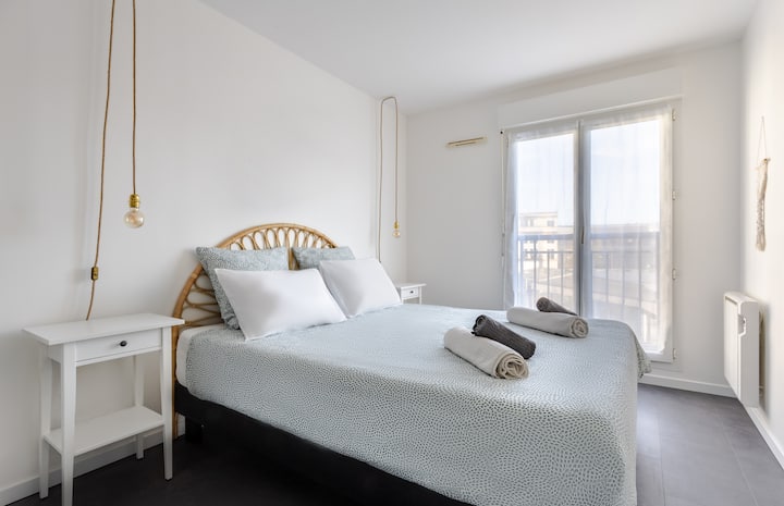 غرفة نوم رئيسية بسرير بمقاس كبير