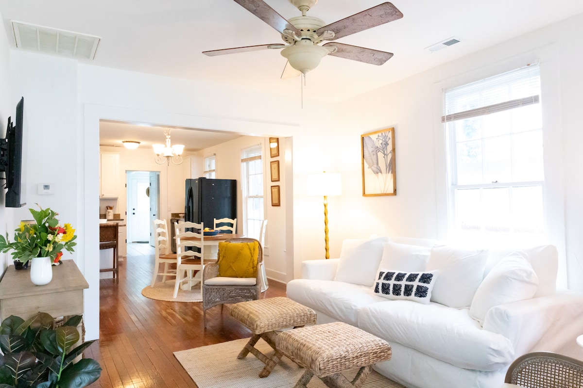 Utonite u iznimno široki kauč i podignite noge na kraju dana.