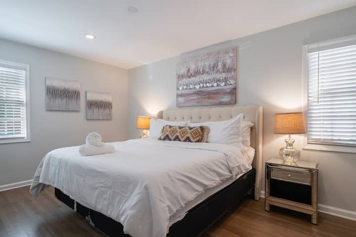 Camera degli ospiti al piano principale (letto matrimoniale grande)